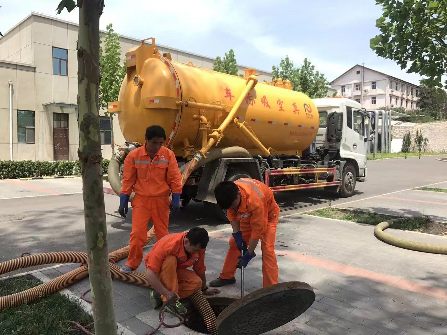 巴塘管道疏通车停在窨井附近