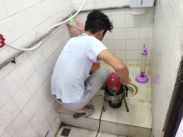 巴塘管道堵塞冒臭气 专业师傅现场解决问题