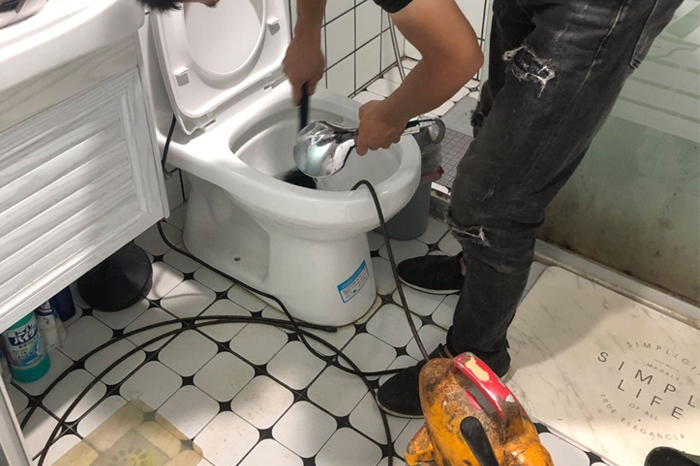 巴塘马桶堵塞自己疏通还是找师傅?专业上门服务让你省时更省心